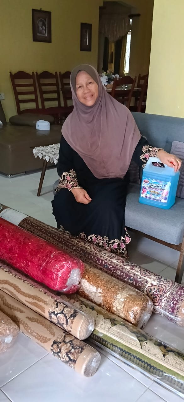Pelanggan bersama karpet yang siap