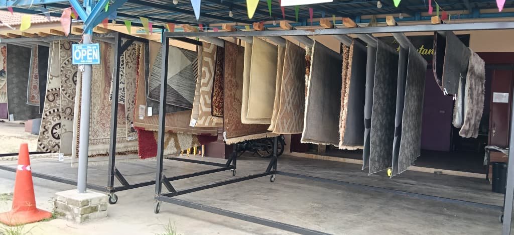 Karpet digantung untuk pengeringan