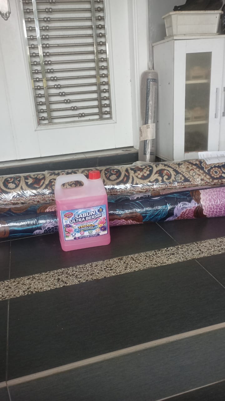 Karpet pelanggan yang telah siap dicuci, digulung dan dibalut