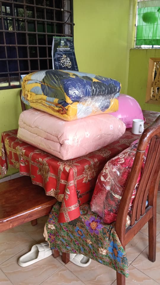 Karpet pelanggan yang telah siap dicuci, digulung dan dibalut