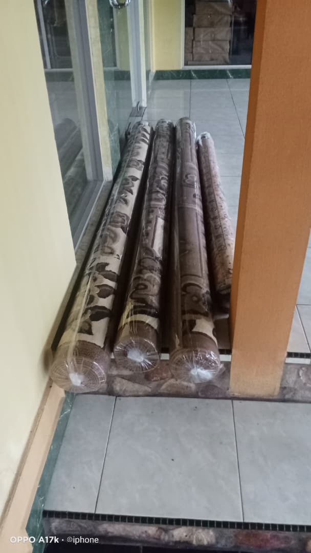 Karpet pelanggan yang telah siap dicuci, digulung dan dibalut