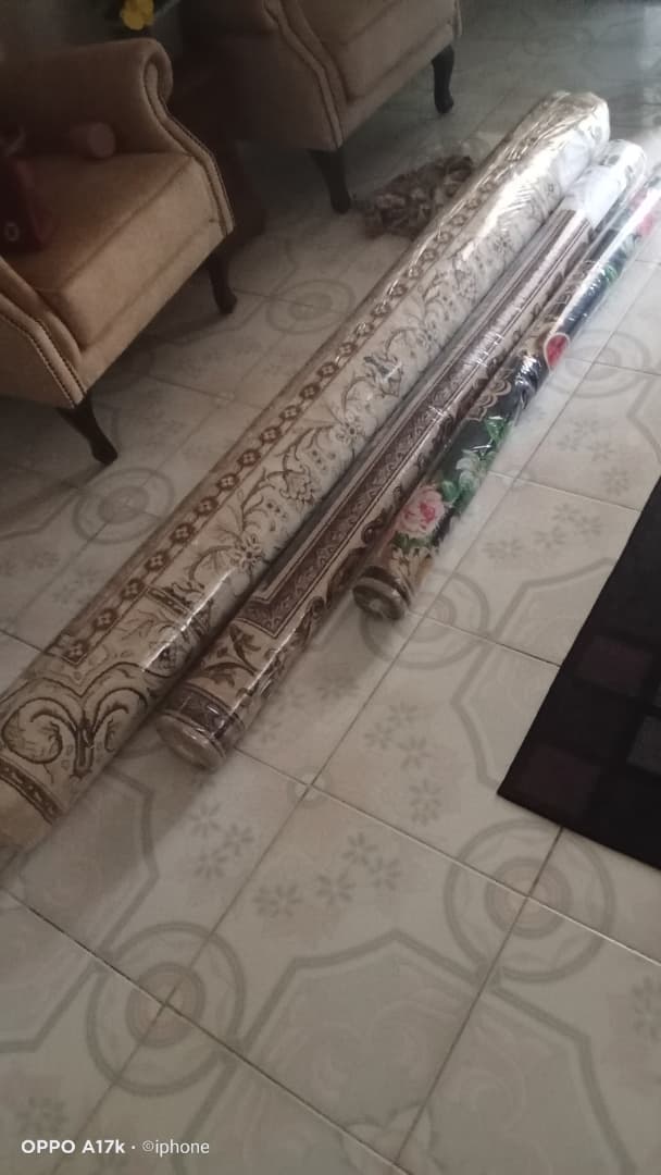 Karpet pelanggan yang telah siap dicuci, digulung dan dibalut
