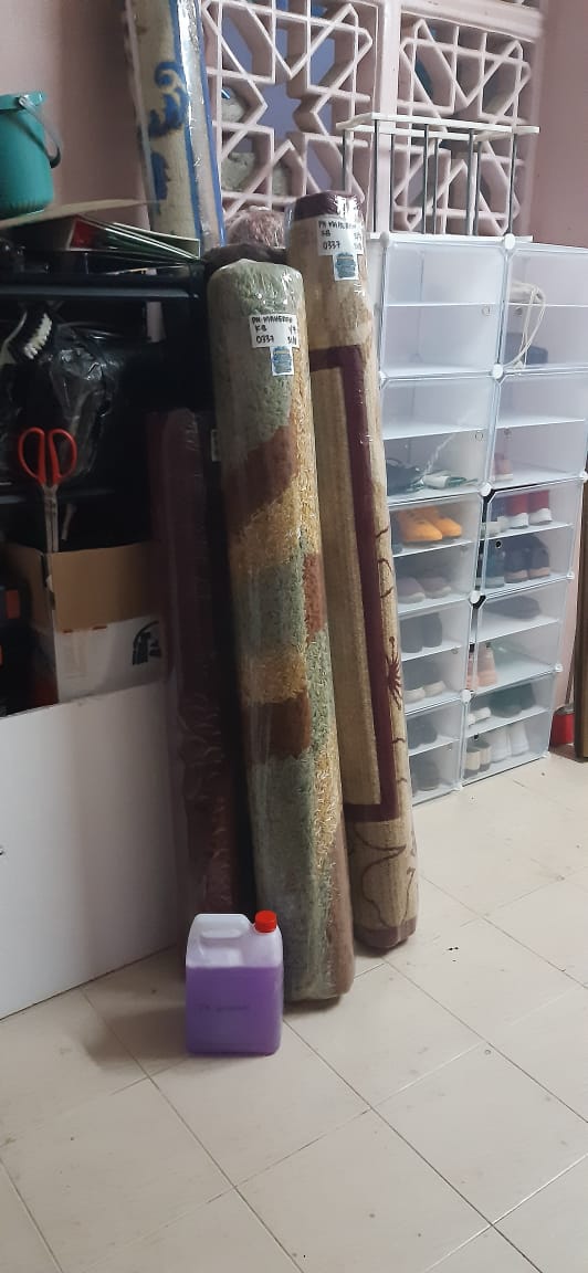 Karpet pelanggan yang telah siap dicuci, digulung dan dibalut