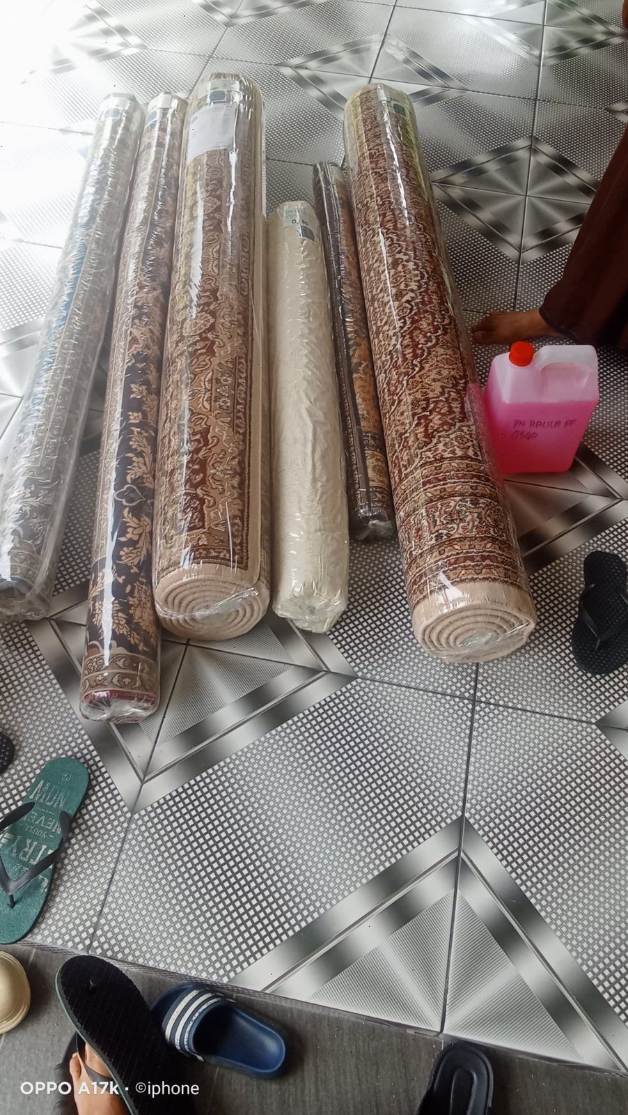 Karpet pelanggan yang siap dibalut