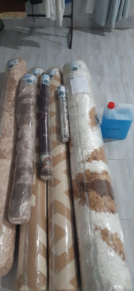 Beberapa karpet pelanggan yang telah siap dibungkus