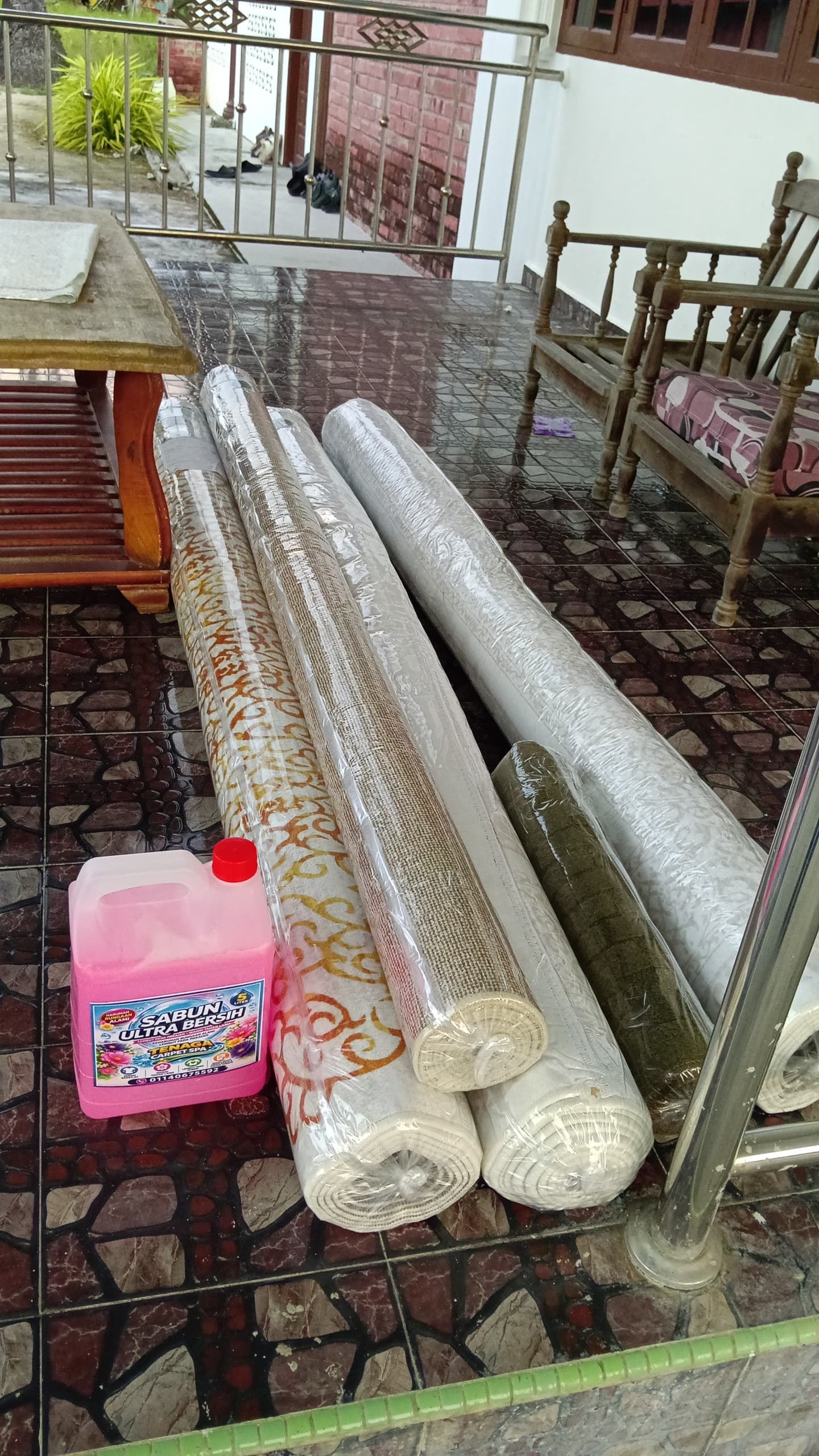 Karpet pelanggan selepas dicuci, digulung dan dibalut