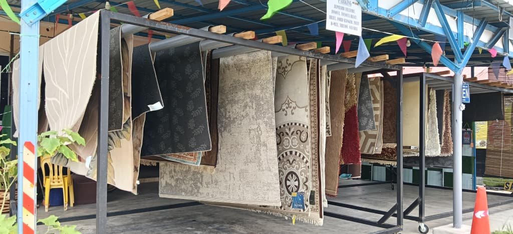 Karpet digantung selepas dicuci untuk proses pengeringan